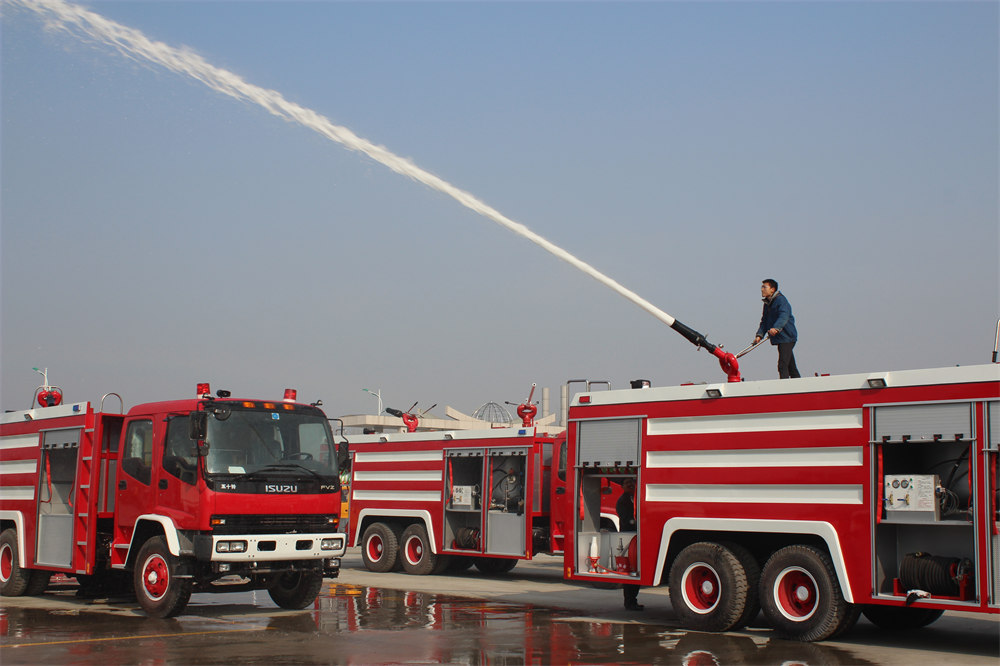 Isuzu FVZ 3000 gallon fire tanker