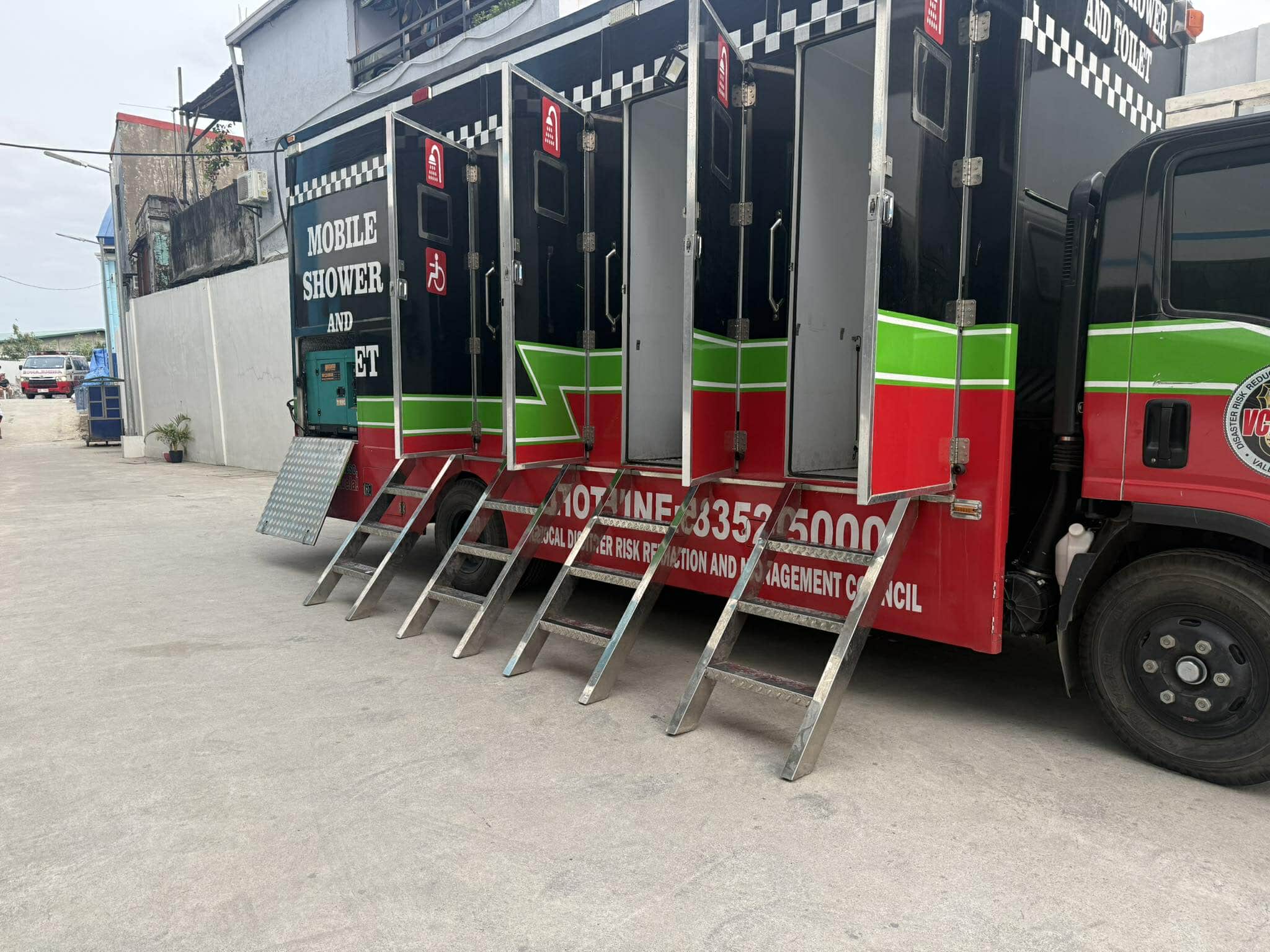 Japan Isuzu Mobile Emergency Shower and Toilet Vehicles pictures factory