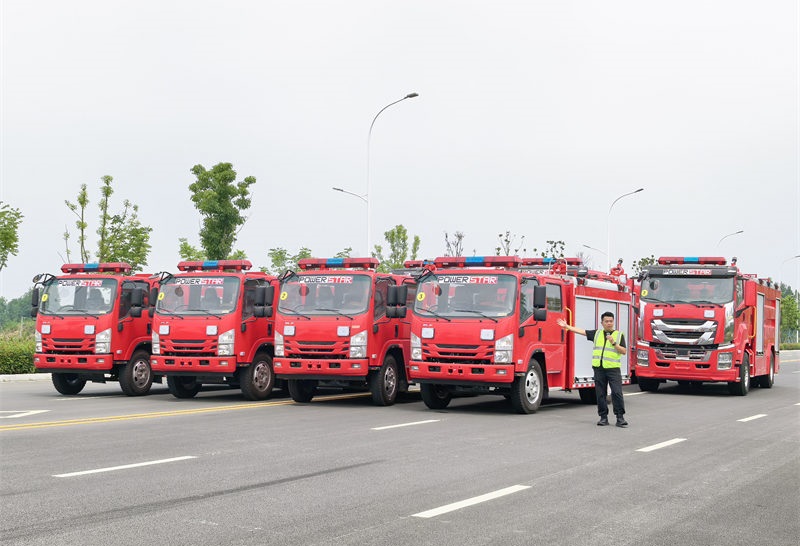 Первая партия из 4 пенных пожарных автомобилей ISUZU NPR готова к службе в пожарном департаменте Лагоса